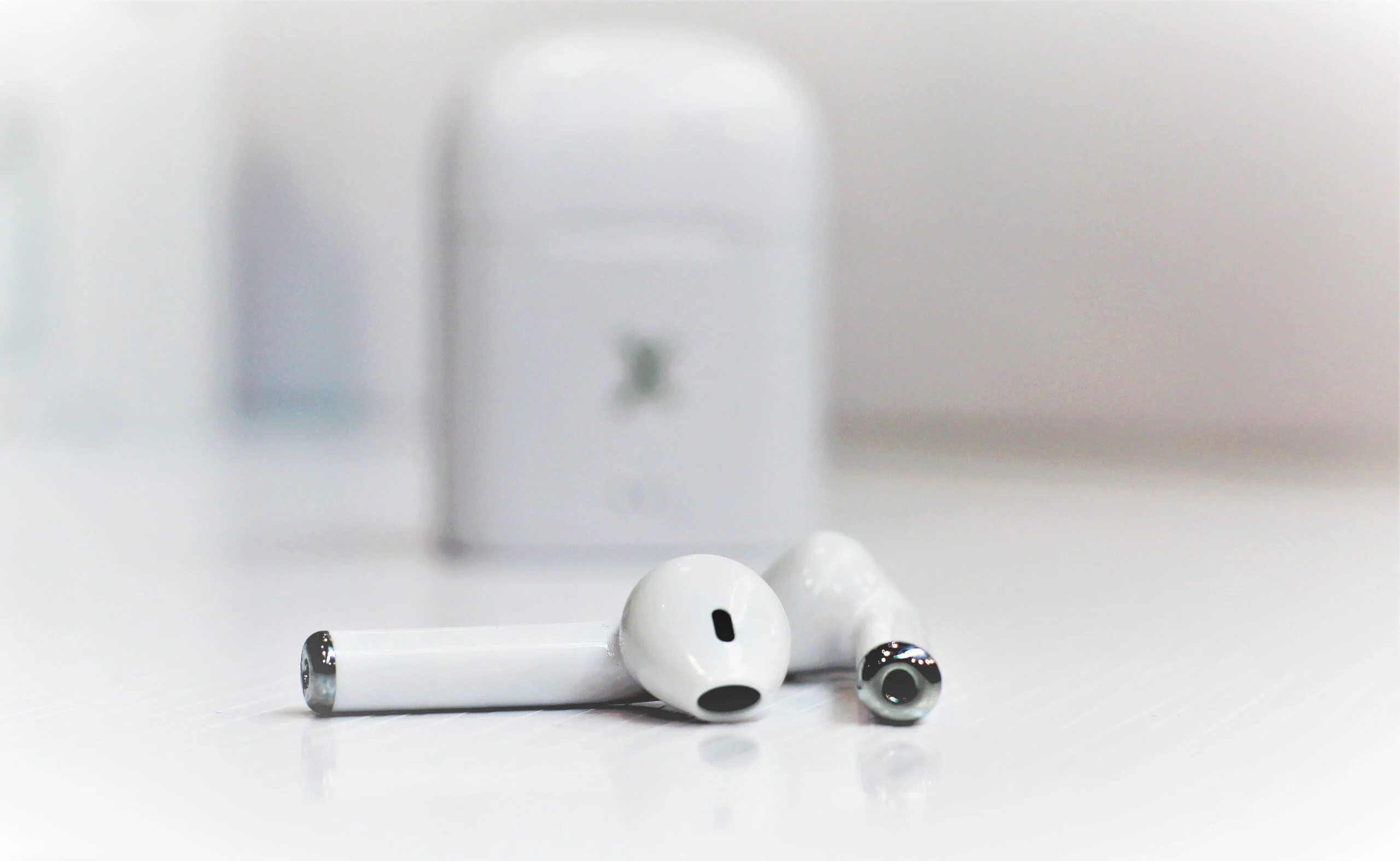 White color ear bud